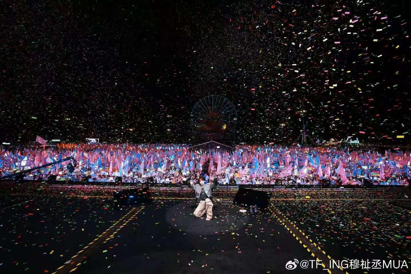 穆祉丞把大合照放c位 穆祉丞发音乐节大合照 穆祉丞发音乐节大合照啦 
