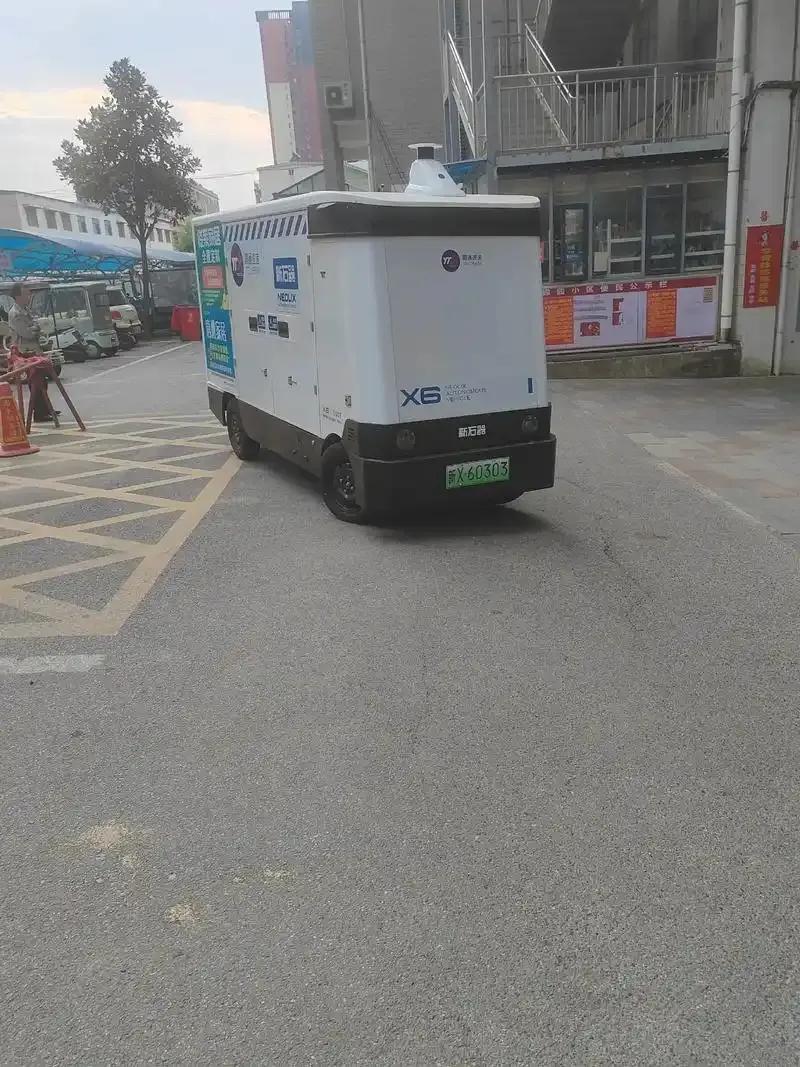 一个苏北的县城居然有那么多的元人驾照配送车。
这次回苏北老家，昨天没事一个人在县