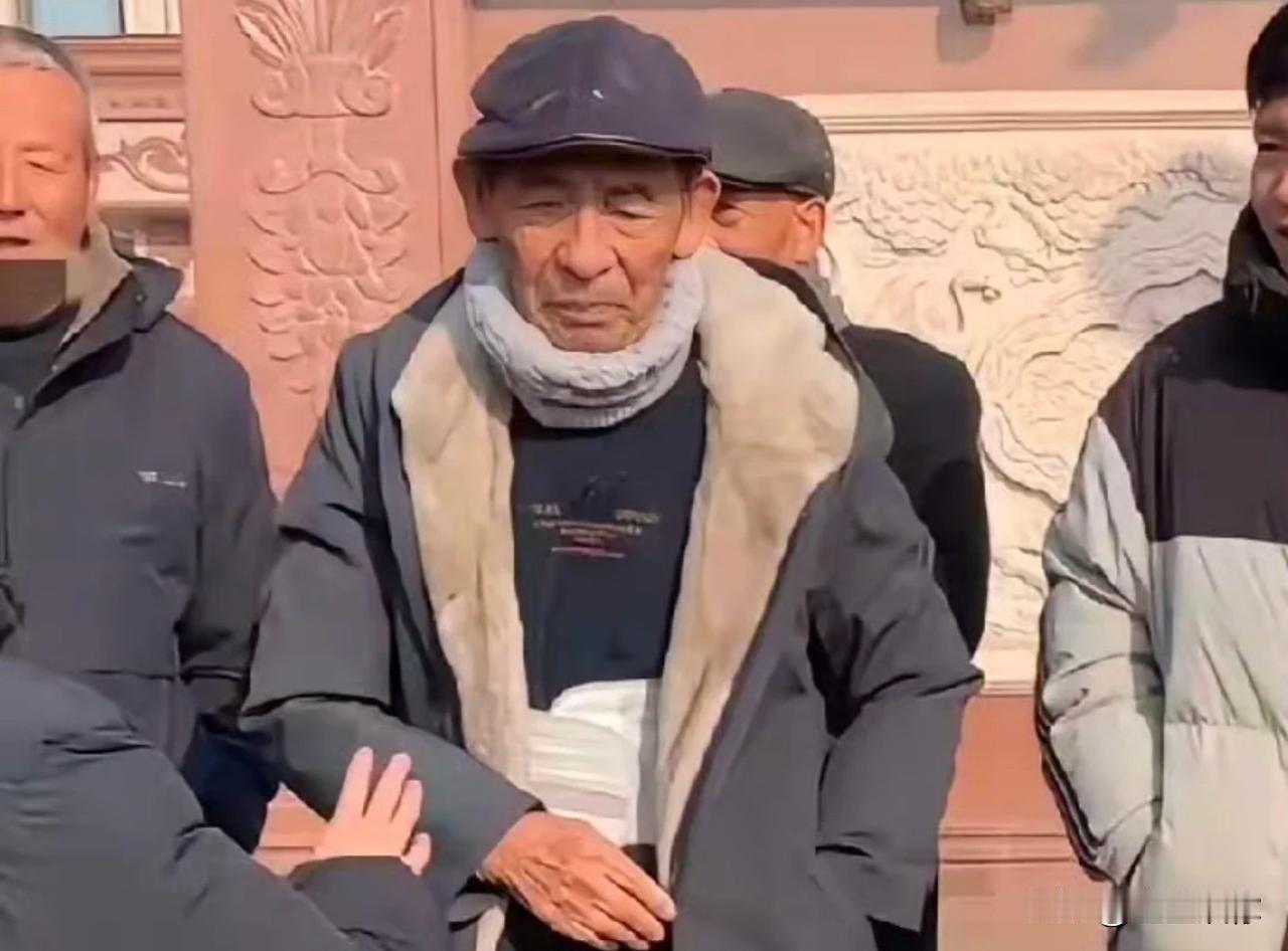 看了刘强东老爸，我爸妈穿啥我都不介意了，毕竟亿万富豪的爸妈都穿的很朴素。

大家