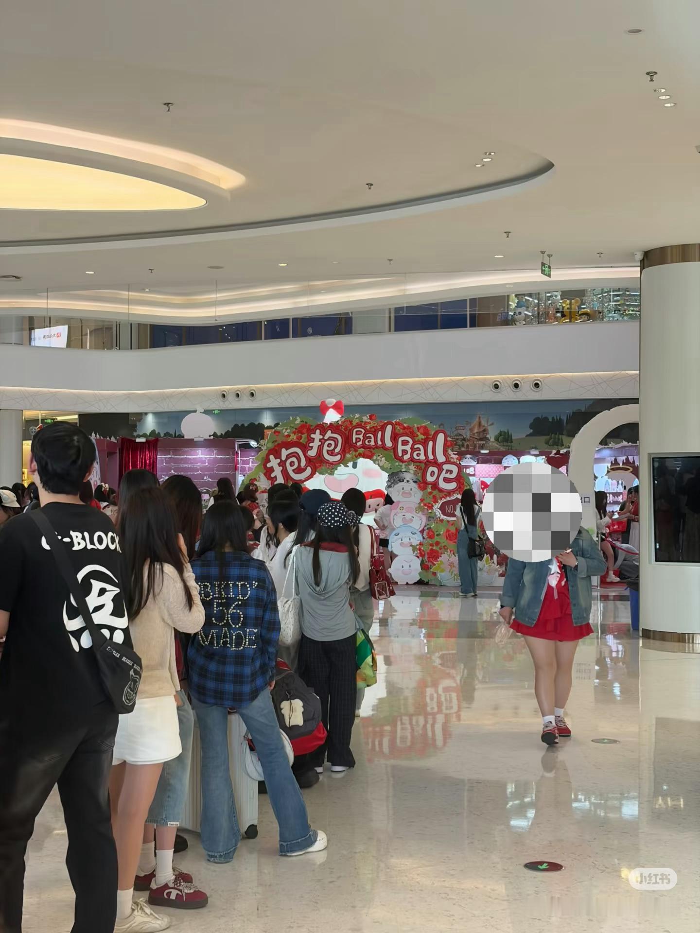 陈浚铭快闪店人气感受下陈浚铭快闪店火爆现场🔥 重庆、南京两地门店前排起超长队伍