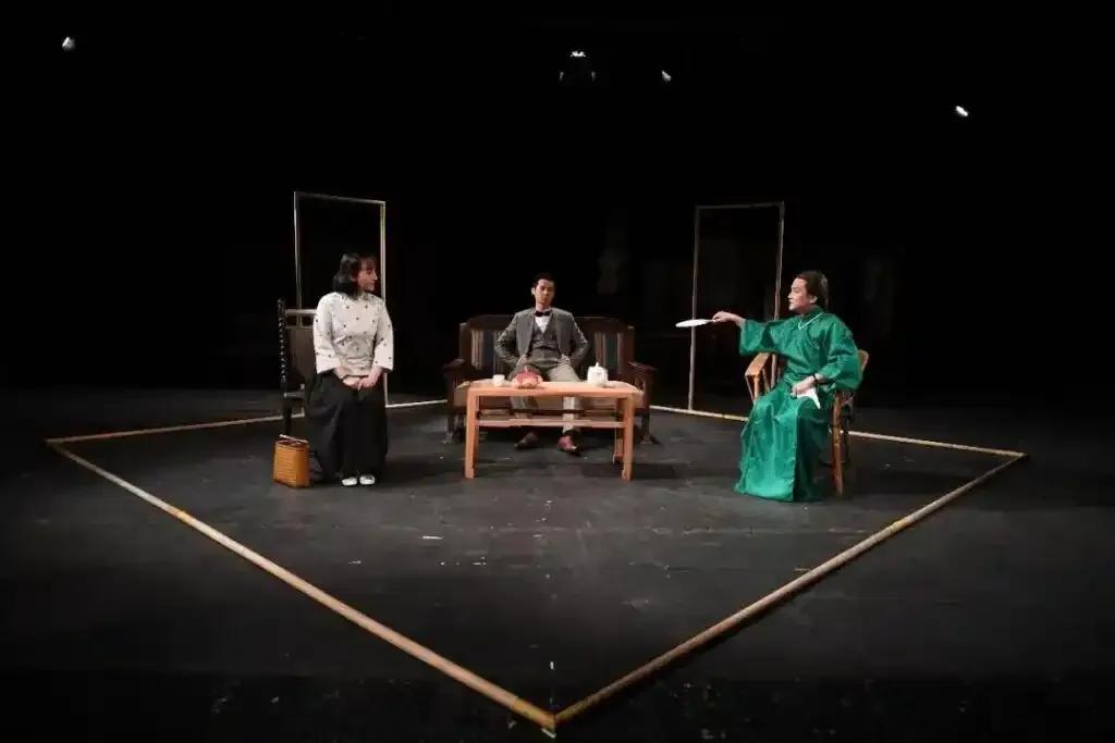 为什么现在还有人把演员叫“戏子”，这轻蔑的口吻，其实暴露了自己的心态。
演员就是