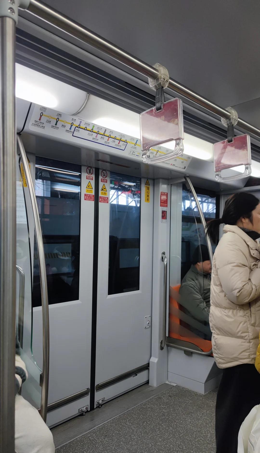 上海3号线怎么大变样了?
宽敞多了，玻璃面积增加[棒R]