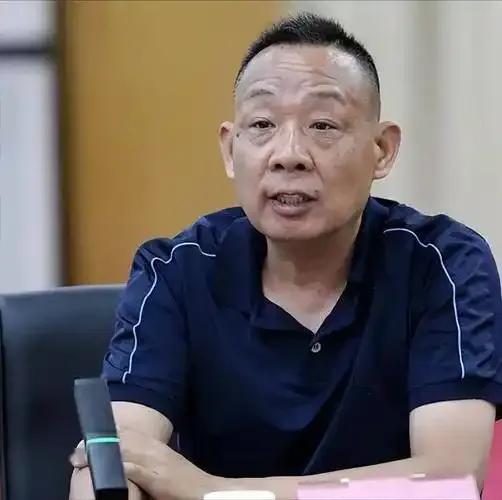 59岁的胖东来创始人于东来在人民日报专访中坦言，企业成功源于对“人”的重视。他反