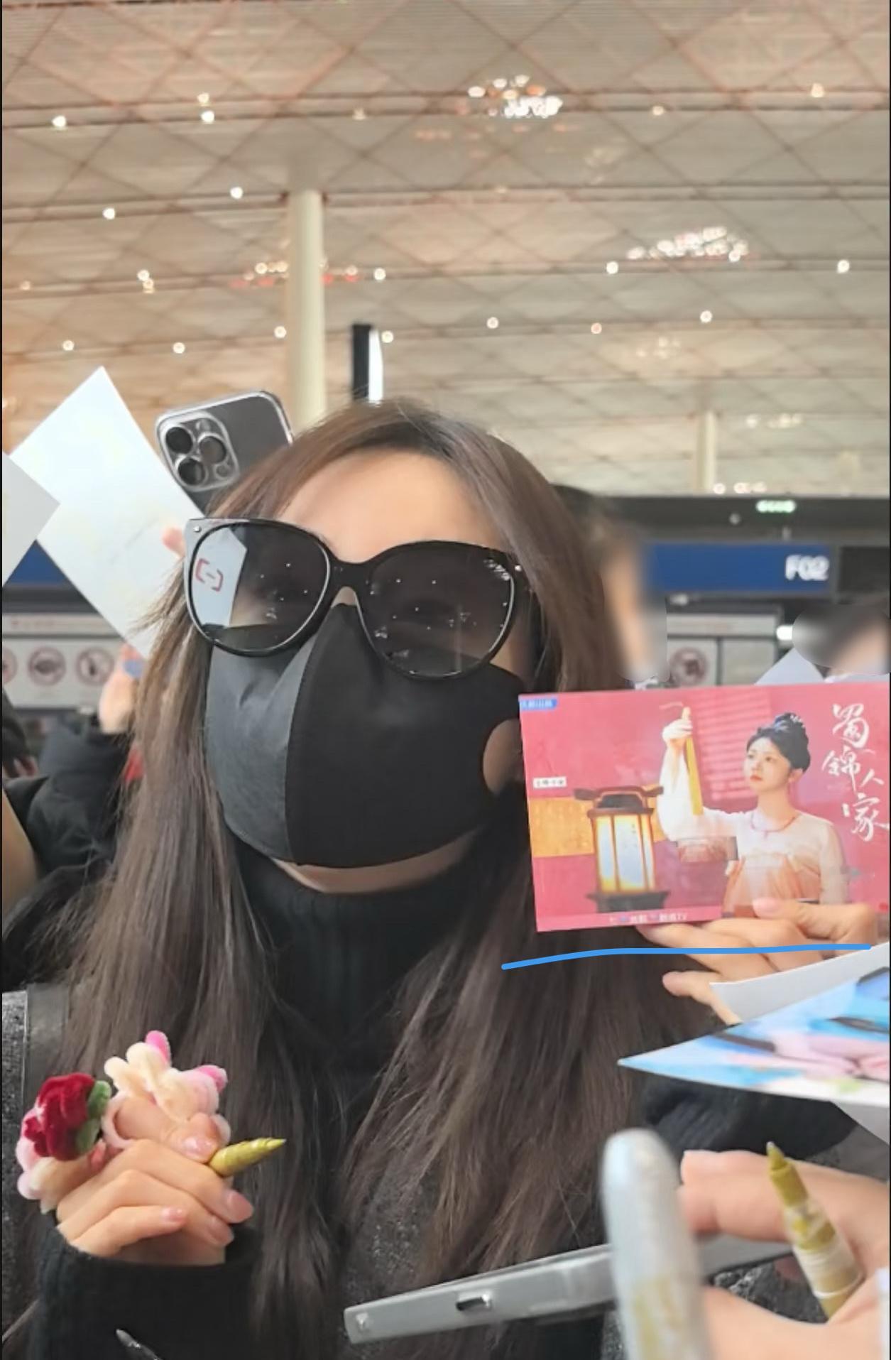 粉丝把祝绪丹认成谭松韵 粉丝把祝绪丹认成谭松韵了？还拿谭松韵的照片让祝绪丹签名[
