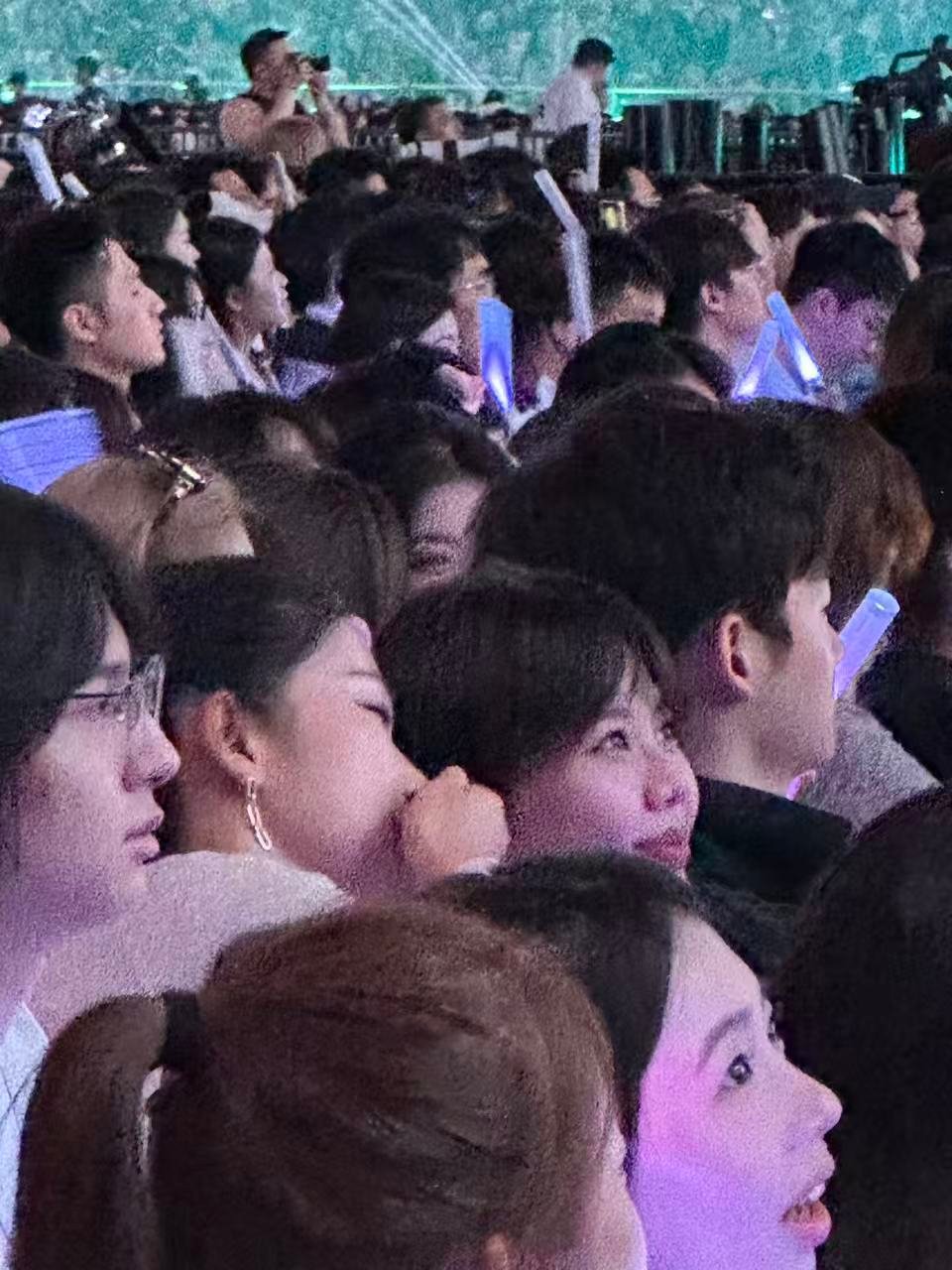 网友在李荣浩上海演唱会现场偶遇女排队长龚翔宇！龚翔宇上海追星李荣浩女排队长龚翔宇