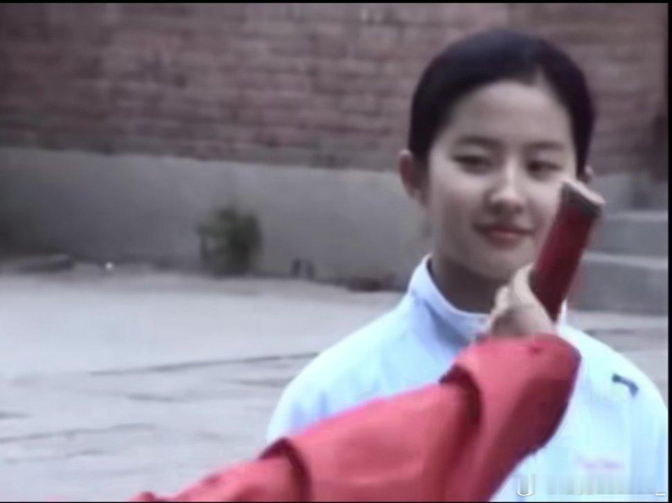 #刘亦菲[超话]# 十六七岁倾国倾城的少女！我真的好喜欢刘亦菲，总感觉她身上有种