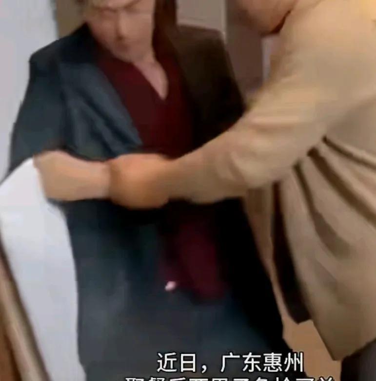 聚餐后两男子争抢买单，拉扯中不慎撞上餐厅的隔墙，
致使一人被墙砸伤致十级伤残，