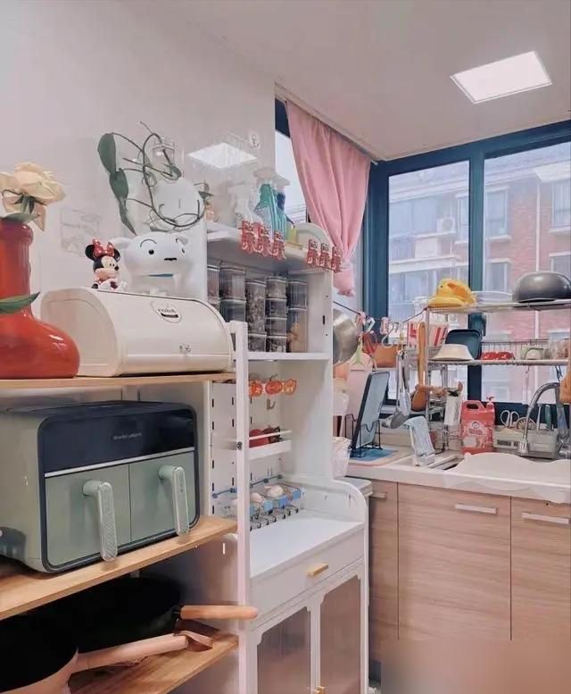 发现一户人家火了，全屋杂乱“有”章，冰箱旁放鞋，忍不住晒一晒

现在很多小户型家