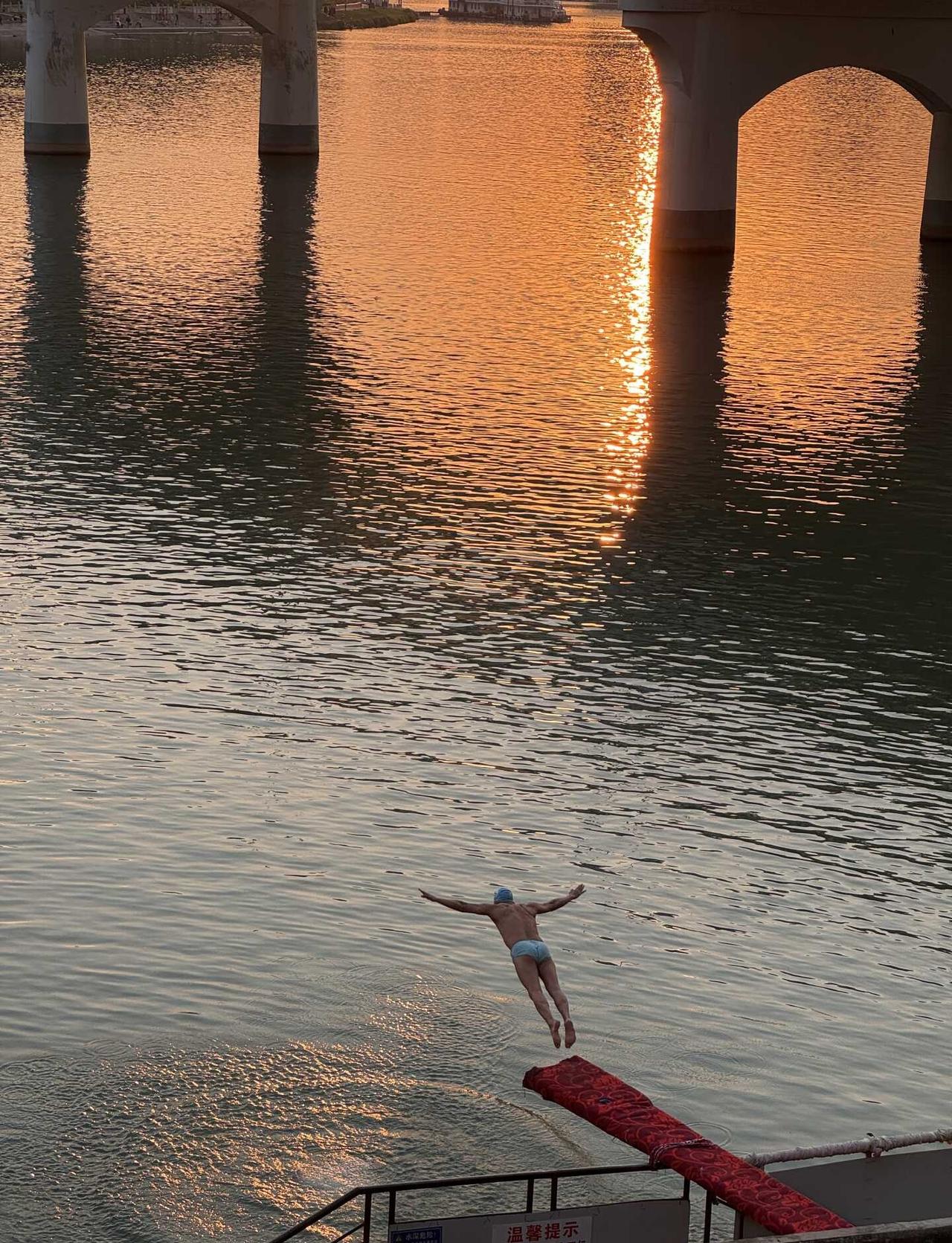 果然只有跳水人才懂：这夕阳有多美？