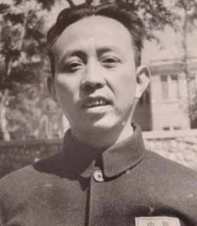 1951年3月13日晚上，山东军区政治部主任黄祖炎正在观看文艺晚会，他坐在第一排