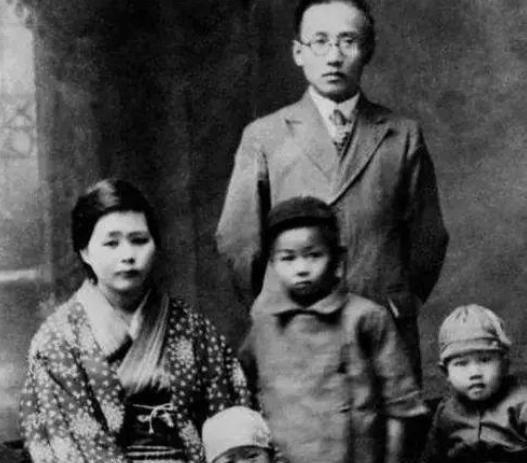 1979年，郭沫若去世8个月后，他的妻子于立群突然自杀身亡，从一份遗物信件中得知