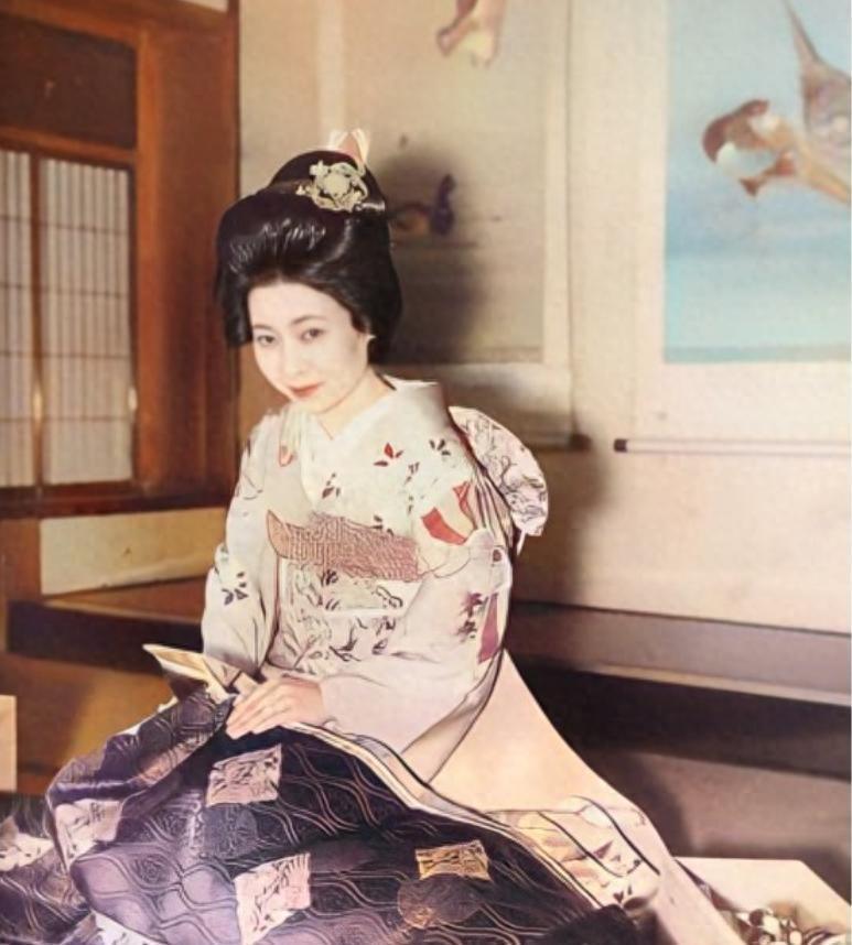溥杰为何对日本妻子如此痴迷？身材高挑肤色白皙，气质优雅令人一见倾心
1945年8