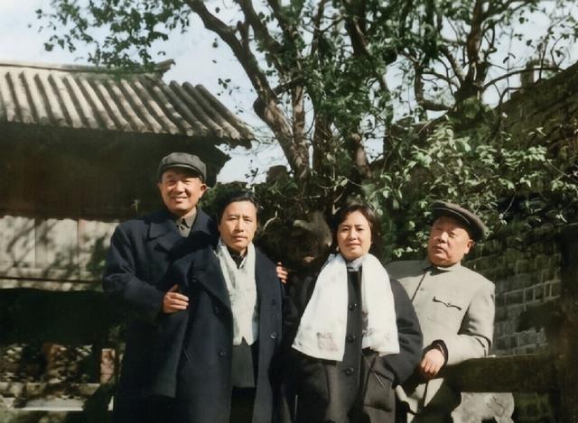 1961年，陈毅元帅偕夫人张茜、罗瑞卿大将偕夫人 郝治平 结束访缅途经云南昆明时