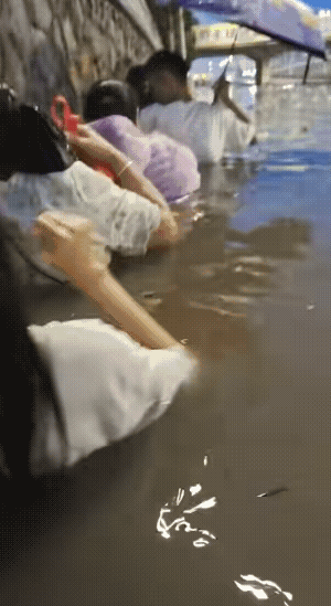 博主和他的小伙伴们顶着过胸口水前行，还说要记录美好生活。看的可太让人担心了。
作