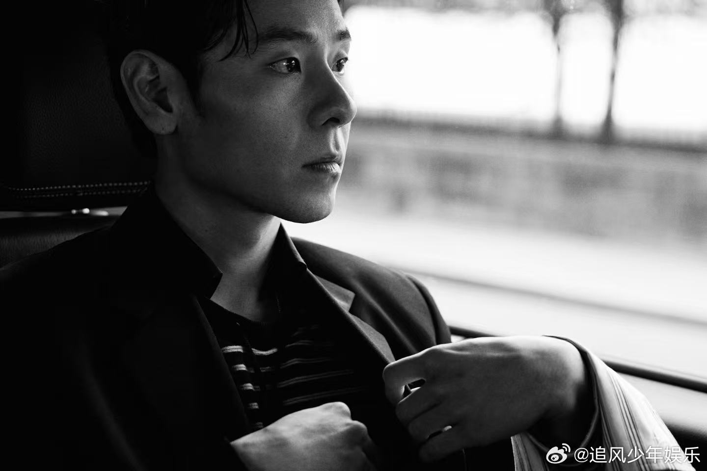 蒋奇明状态 生图比精修还能打说的就是蒋奇明吧，利落背头、沉稳黑西装，整个人干净又