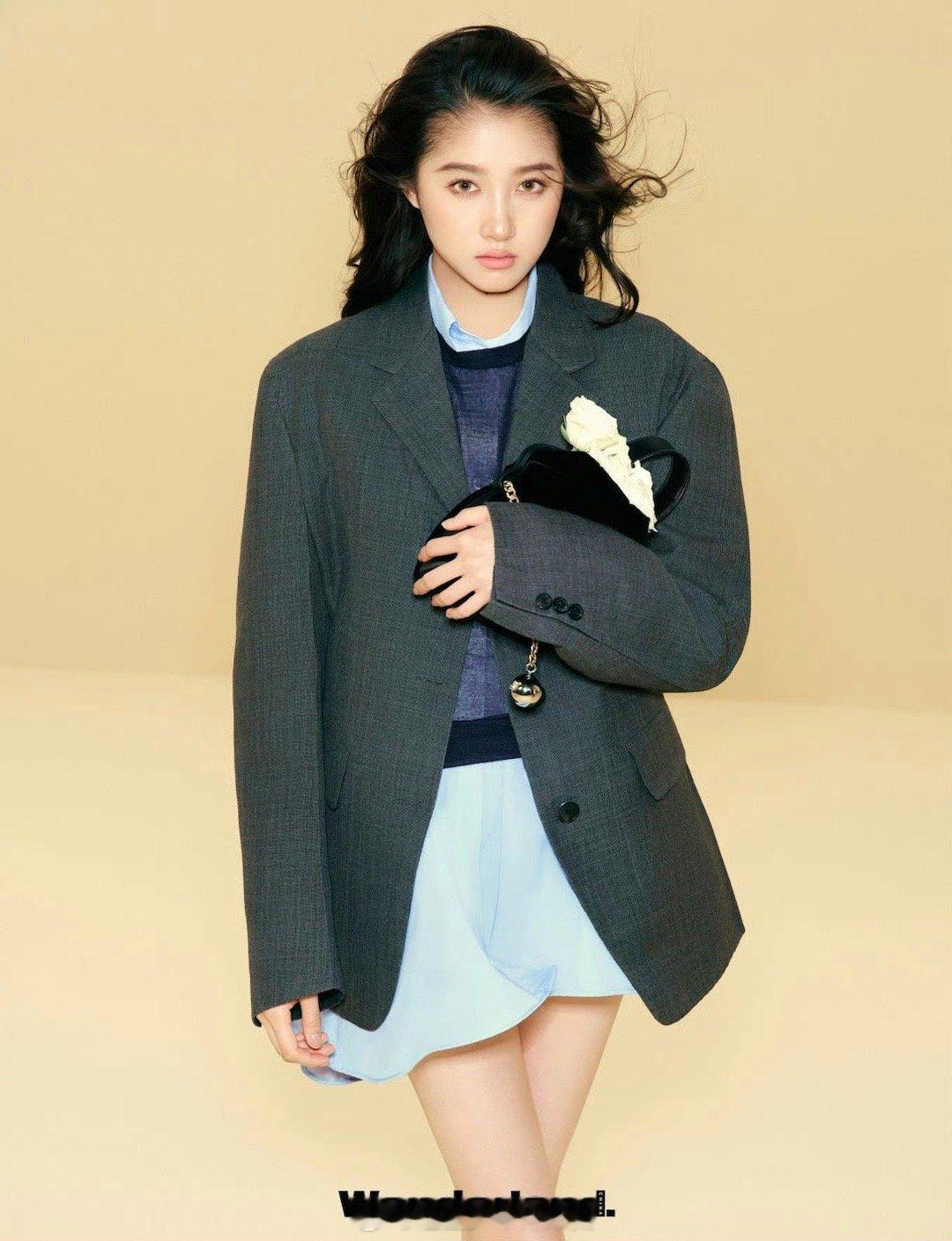 关晓彤有都市高智感那味儿了关晓彤新杂志直接美到失语！暖调光影下，她气质清冷又大气