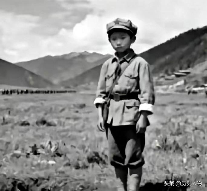 1935年，13岁小红军罗玉琪过草地时因腹痛离队，转身便与大部队失散。茫茫荒原寂