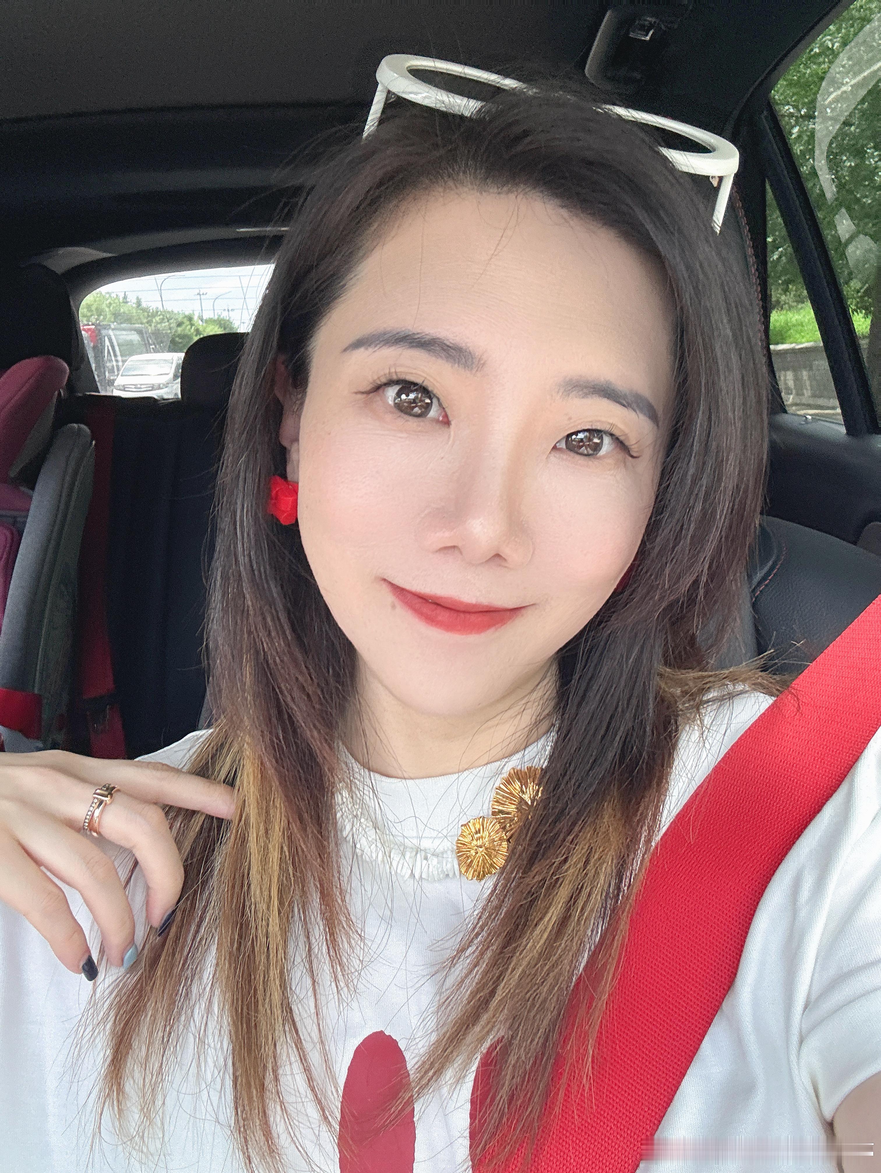 在国内出差，90%以上概率旁边男士不会帮拿一下行李箱的，哪怕是伸手拖一下的都没有