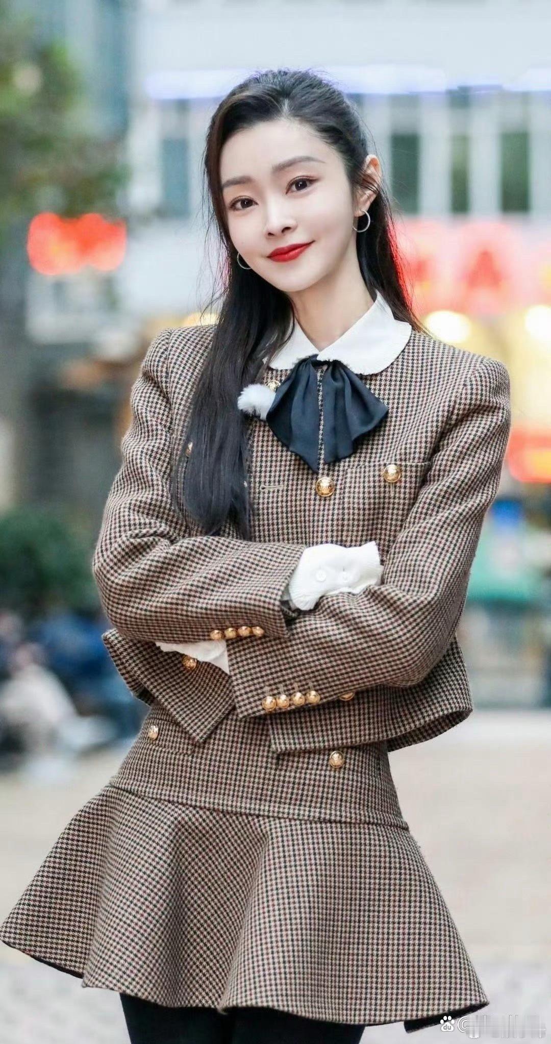 宋轶的短裙套装搭配黑色打底裤，尽显优雅气质。她的大长腿令人艳羡，真是时尚教科书。