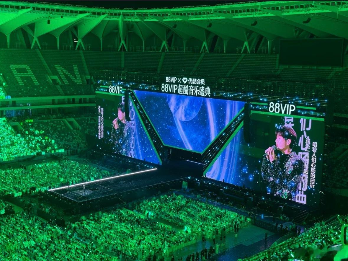 唱的是谢淮安听的是成毅来路谁能不为这场雨中舞台破防！成毅演唱《长安二十四计》角色