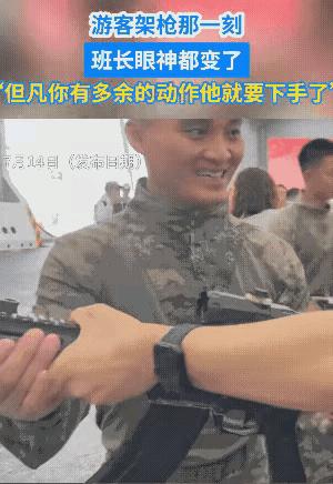 7月3日至7日，山东舰香港开放日那天，有个人在枪械展台前摆弄枪支，动作特别专业，