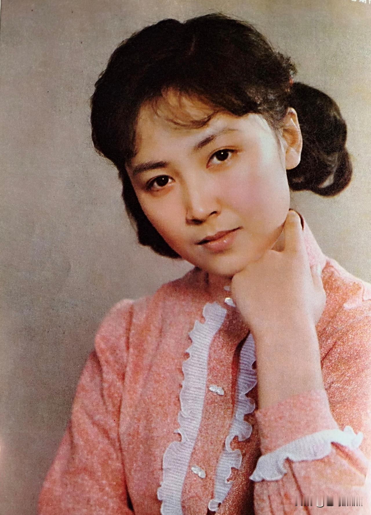 那年，她还是河南曲艺团的演员，但有幸在上影厂参加了电影的拍摄，照片应该是1979