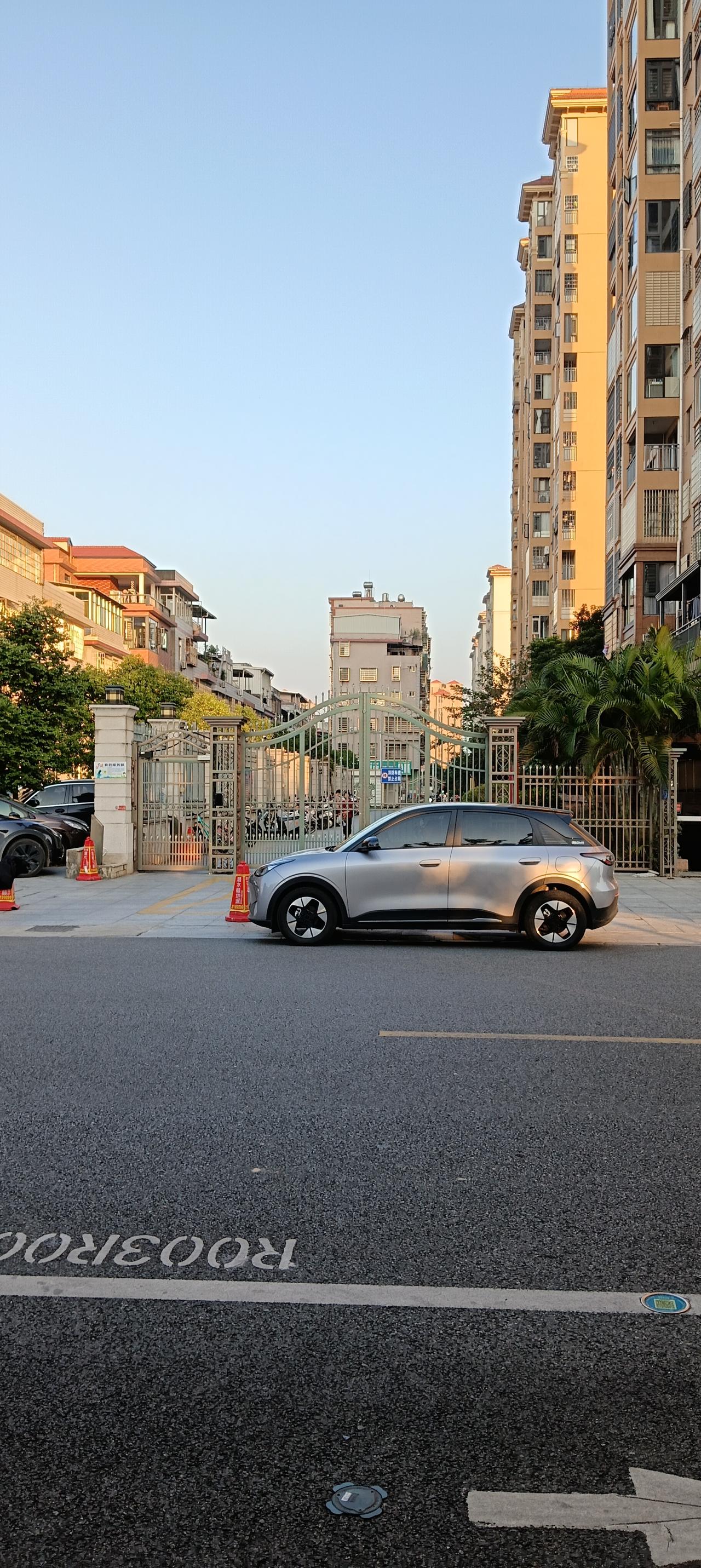 蓝蓝的天空，金灿灿的楼，祖国将迎来2026年各个事业蒸蒸日上，更加辉煌的未来。