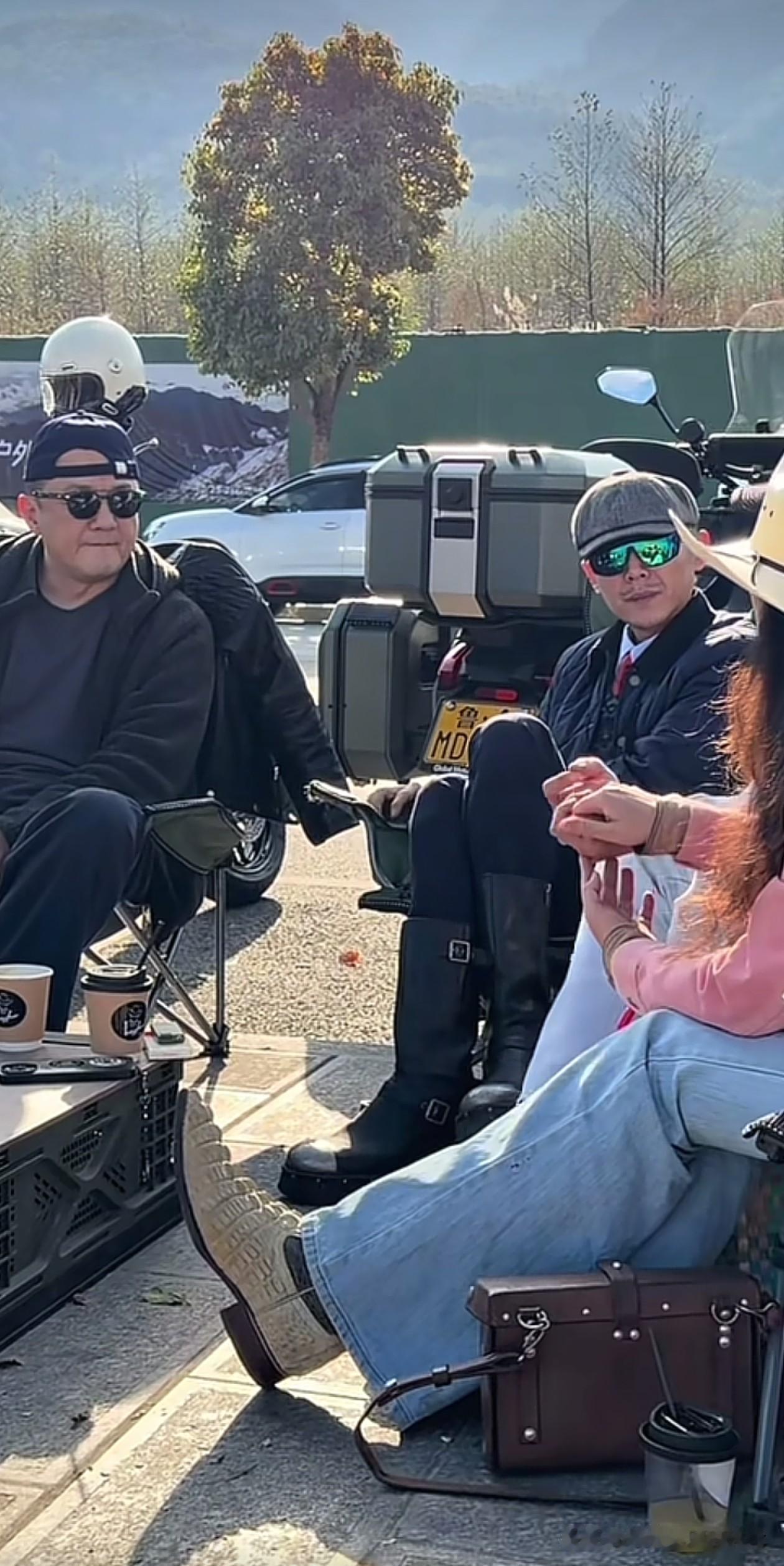 2026新年，
李亚鹏没有在北京陪孩子，
而是在大理街头，和大冰、小黑一群人，搬