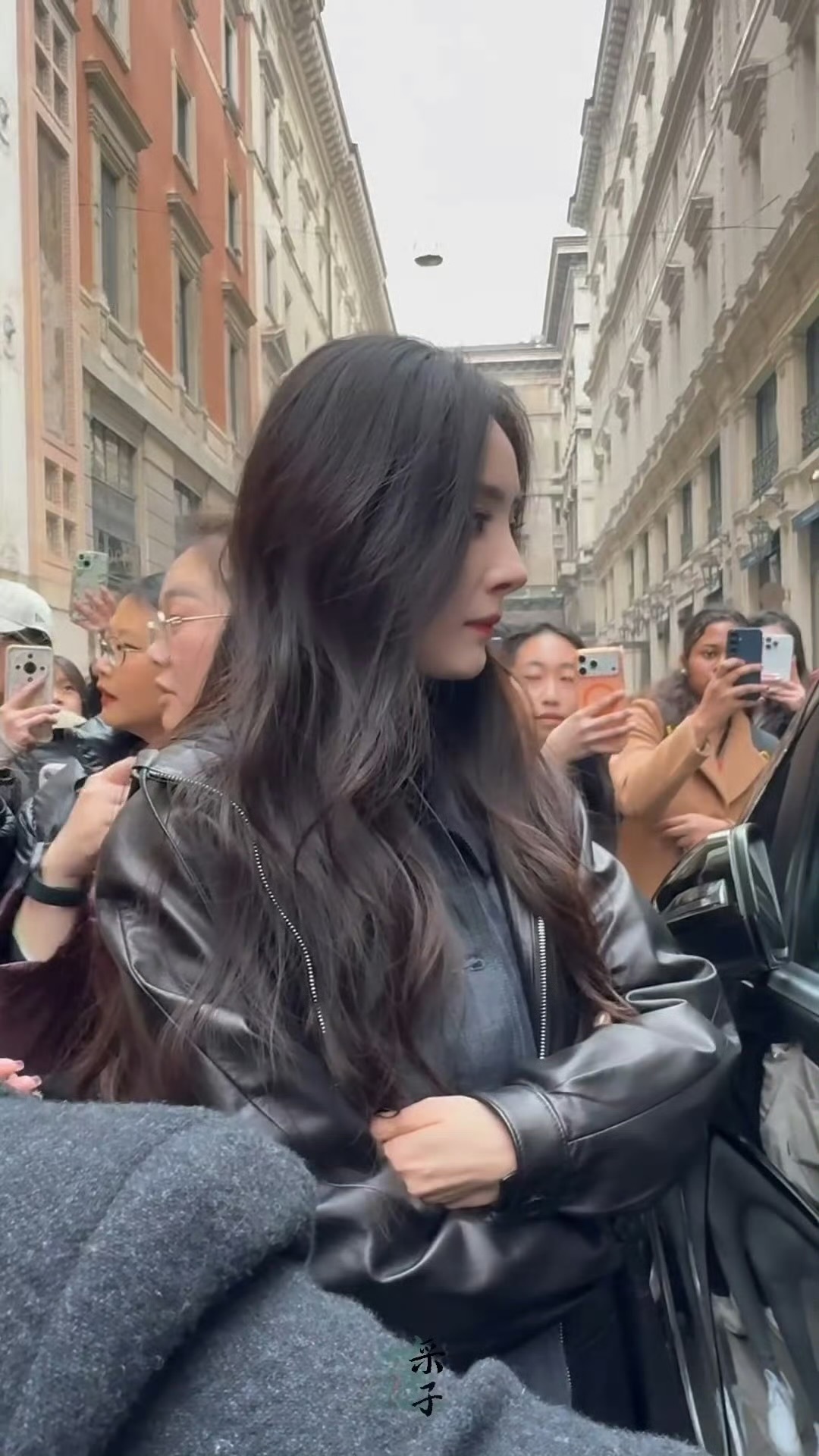 杨幂prada米兰探店生图路透好有冲击力的美貌，绝美期待幂明天prada看秀Pr