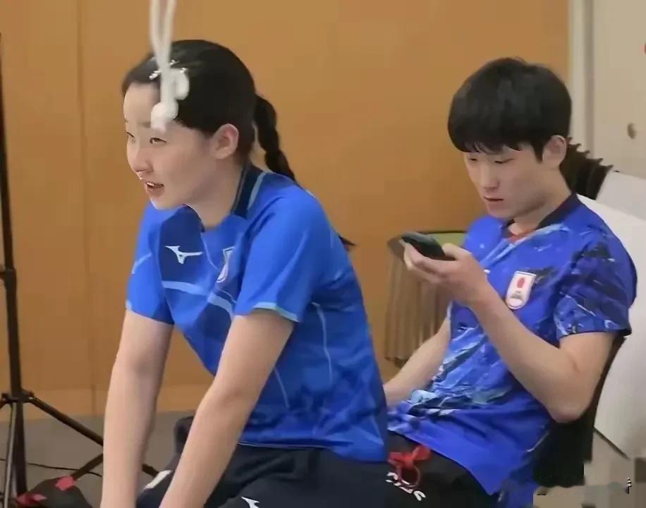 没想到这张照片竟然会有人说不雅，只能说心理肮脏的人看什么都是脏的，人家明明是兄妹