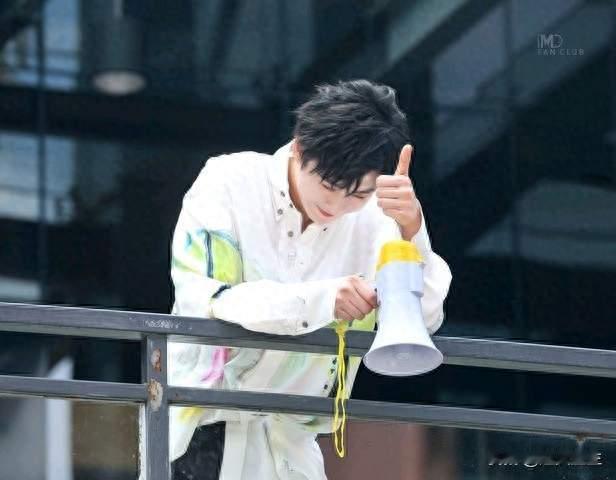 我站在周深活动台下：他一声“ 《唱》”，我们把站台唱成演唱会