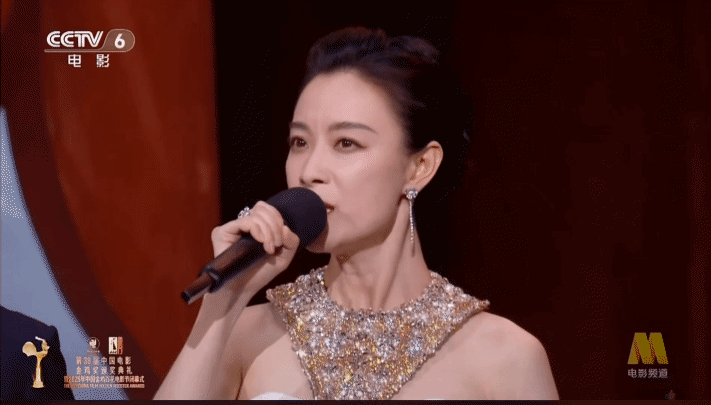 倪妮不愧是播音主持专业的，今晚不仅口条好，台风也好稳啊，有专业主持人的感觉了，爱