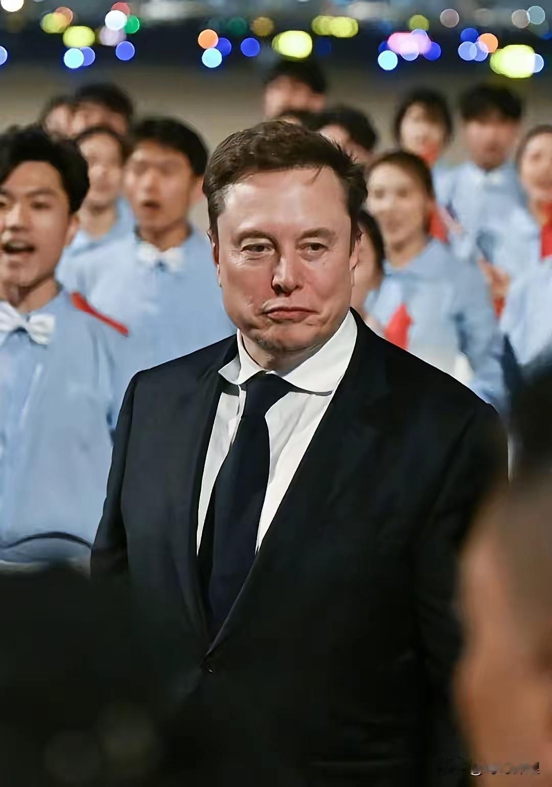看到马斯克在欢迎仪式上那局促的样儿，我差点笑出声。
 
身价几千亿的硅谷大佬，面