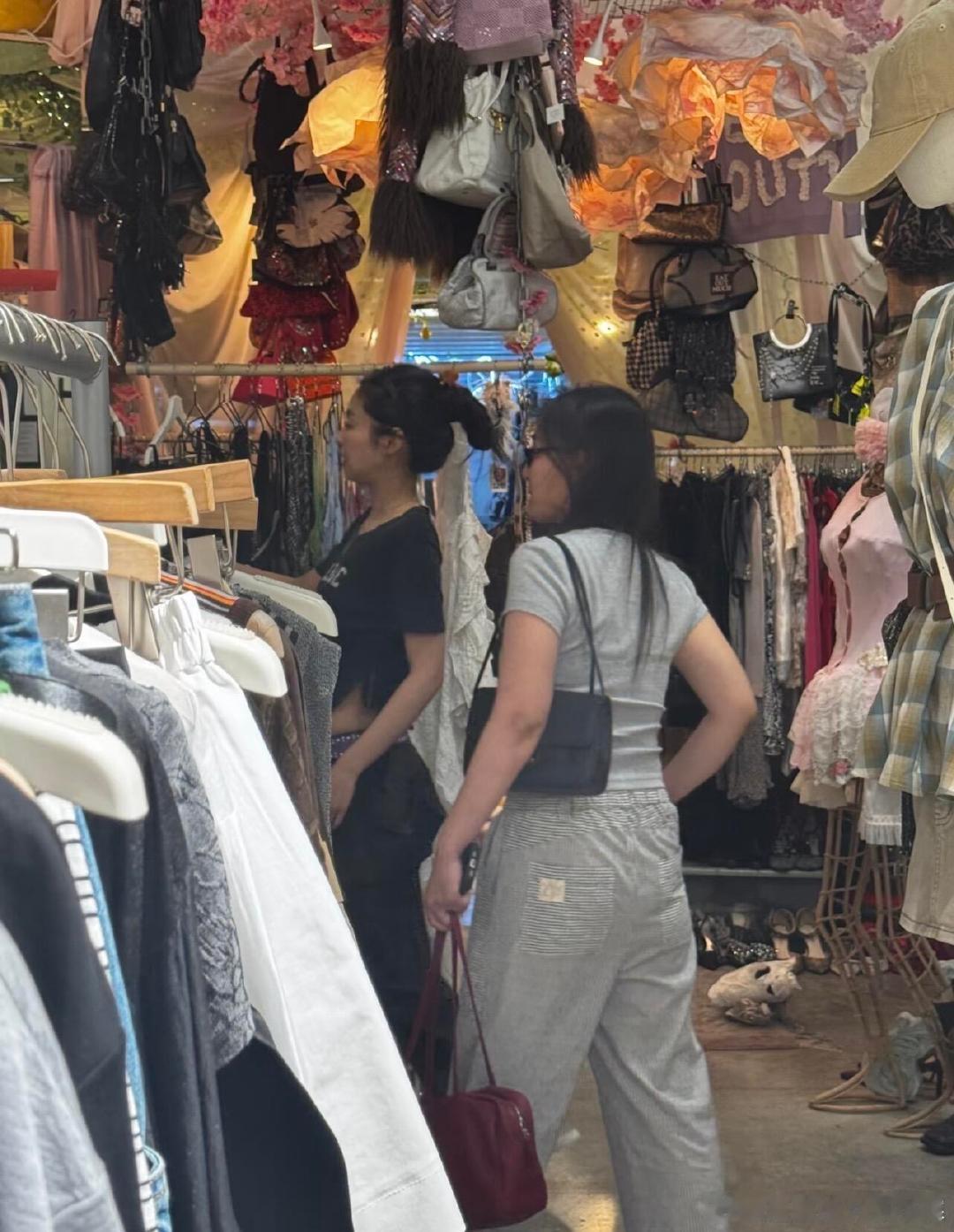 Jennie在伦敦逛街被偶遇伦敦偶遇Jennie，安安静静和朋友逛小店，真人颜值