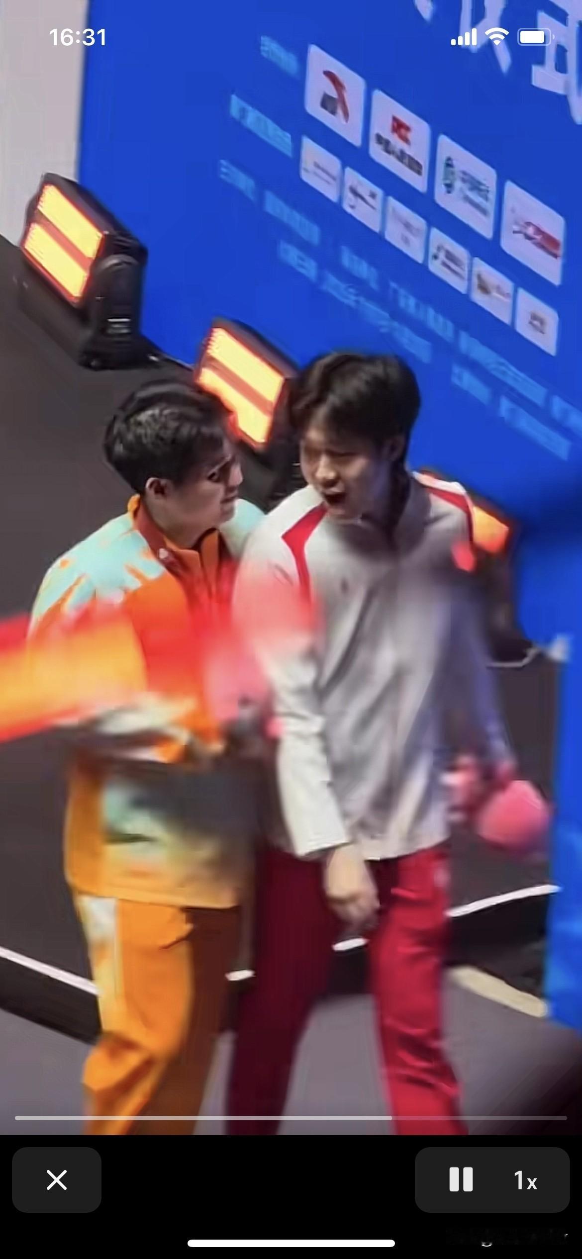 全运会颁奖典礼结束后，林诗栋小跑着追上王楚钦。河他头哥说起来。
走着走着就贴一块