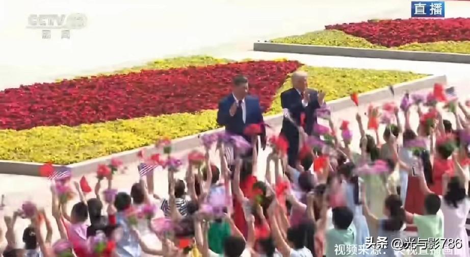 不知道大家有没有注意到一个情况，以前国外元首来我国访问，这些孩子们都佩戴红领巾。