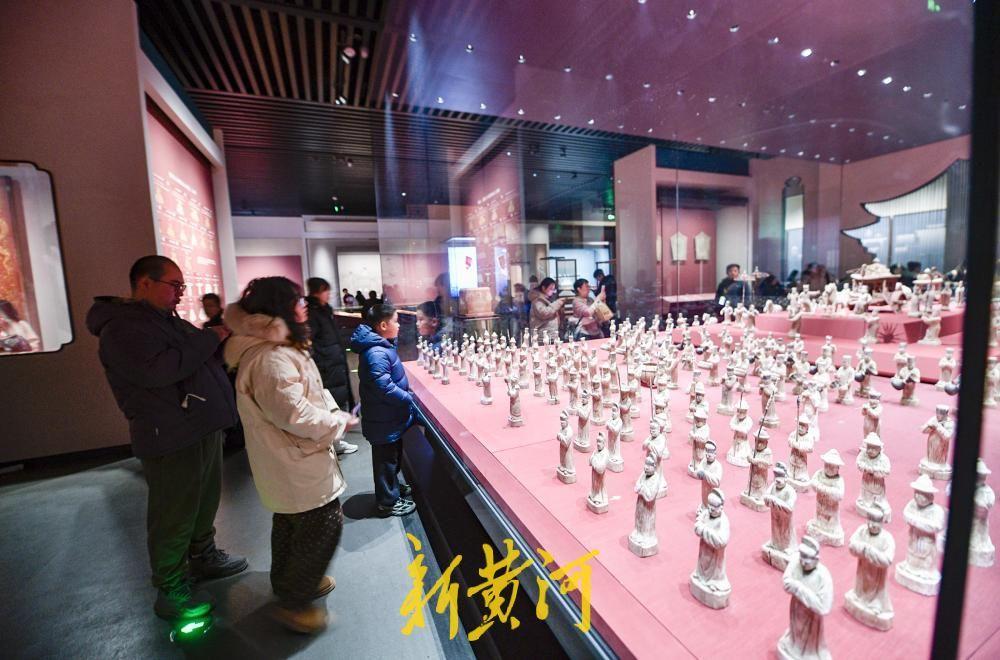 2月6日，随着中小学寒假全面开启，山东博物馆迎来参观热潮，成为泉城假日文化旅游的