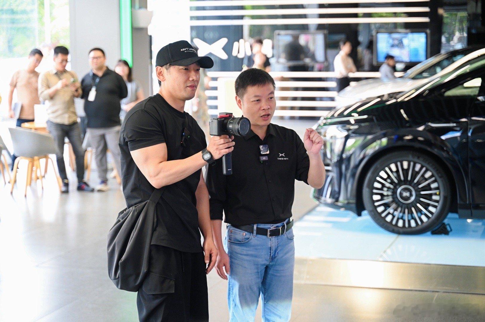 乌啦啦，你不要把大师兄带偏啊，实在想象不到大师兄一边炫饭一边介绍车的画面[污]不