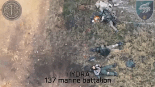 1名俄军士兵勇敢地拦截了炮弹，保护了身边的队友，但他自己瞬间原地解体并消失不见，