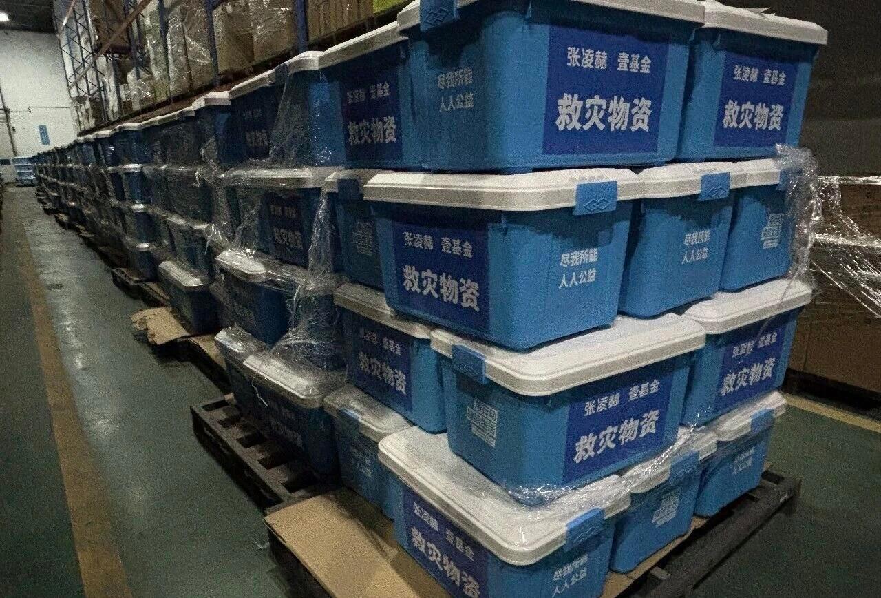 张凌赫和爱心人士支持的救灾温暖箱已从备灾仓库发往灾区，驰援广西。小核桃们紧随凌赫
