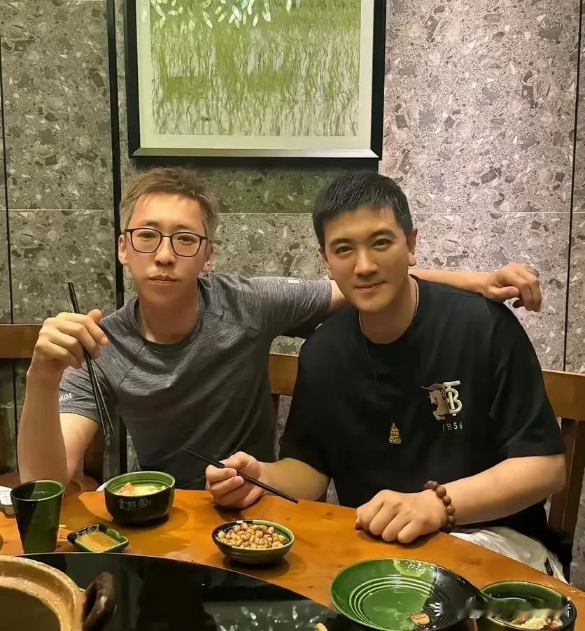 杨子和刘一手这俩男人太会演戏，节目时候各种揭短，感觉很不对付，结果他两成了真的朋