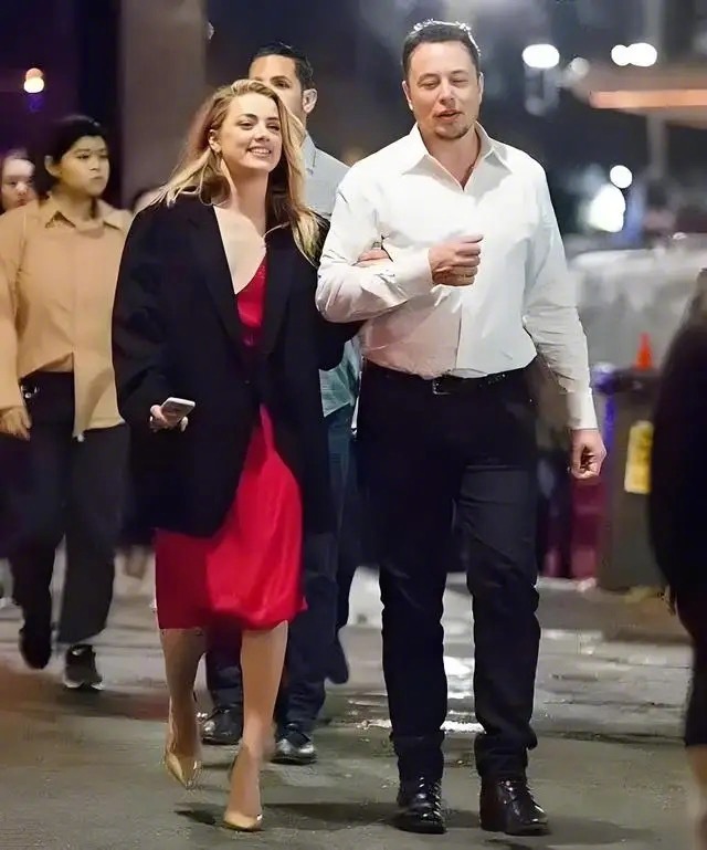 欧美八卦新闻，今天最好笑的娱乐头条新闻卡抽Cara Delevingne 公开谈