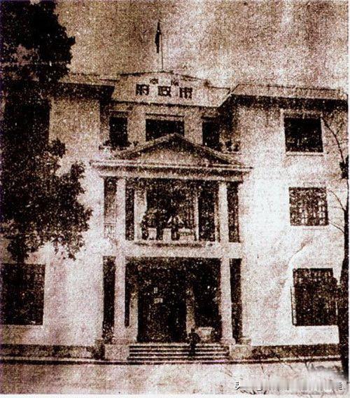 南宁第一代市府建筑，
南宁正式建市，是在1949年12月19日，
当时的第一代办