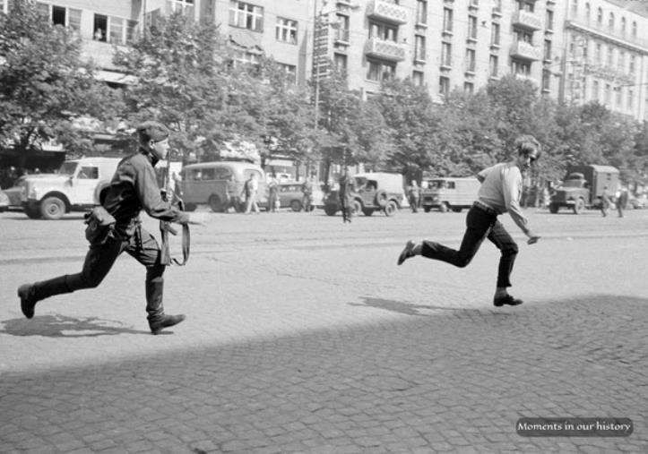 【向苏军坦克投掷石头的捷克青年】
1968年，捷克斯洛伐克经历了一场政治浪潮，被