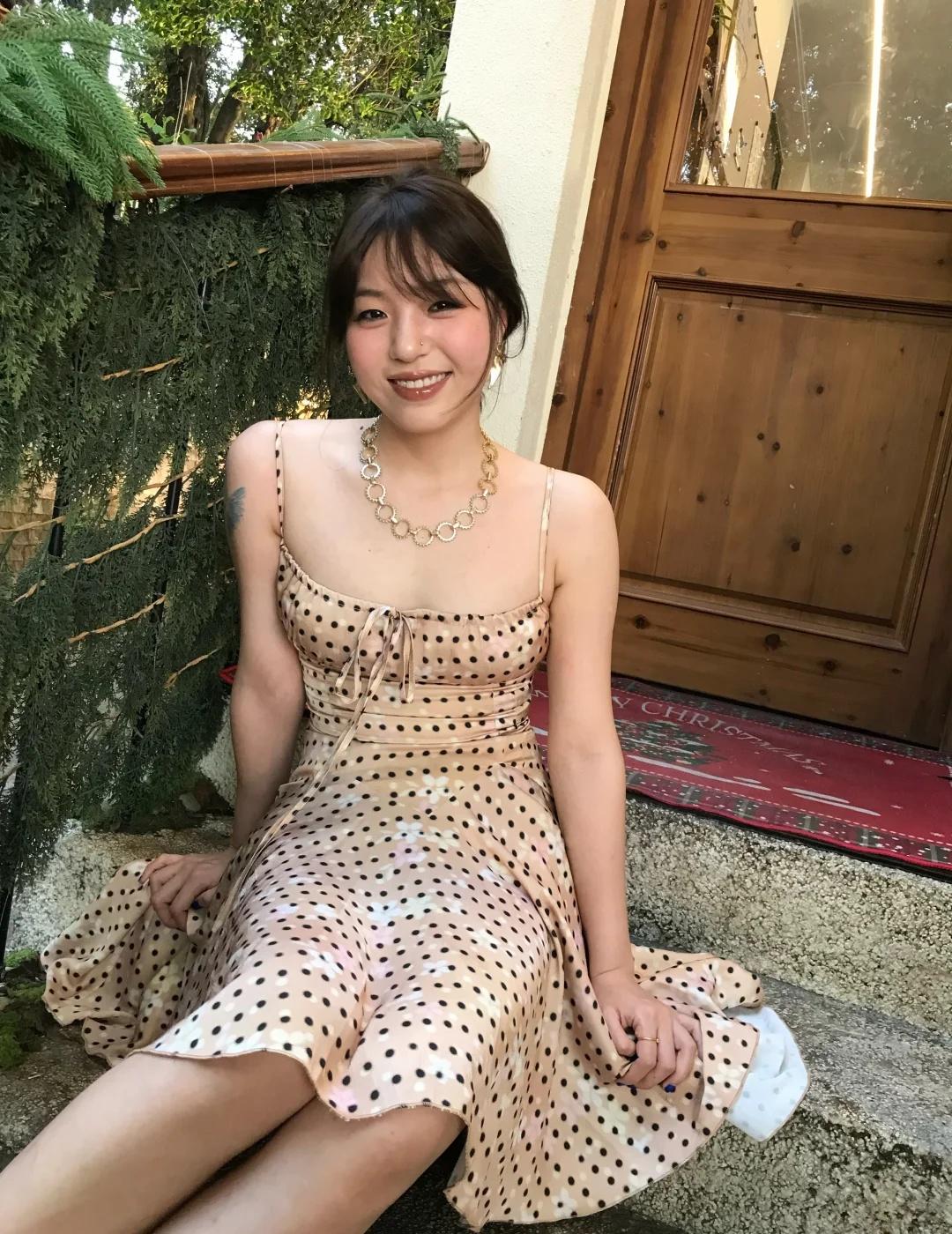 按传统来说我们都是要结婚的，
奇怪啊，在这世上，很多没道理的事情一旦加上了“传统