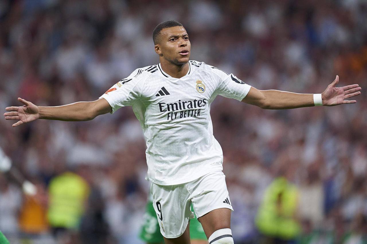 姆巴佩，明年的金球奖我预定了！
或许是看到小弟登贝莱今年拿了金球奖，或许是金球奖