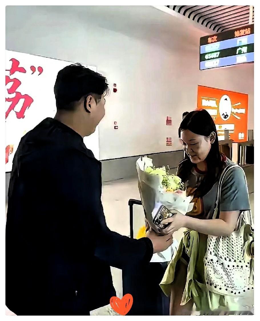这个画面没有被任何一家媒体的镜头拍到。

6月6号高铁站这一幕，真把好多网友看走