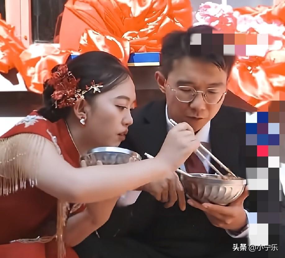 近日，河南安阳，一对新人在宾客离去后，这时才坐下一起简单地吃一些，新娘娇羞地向新