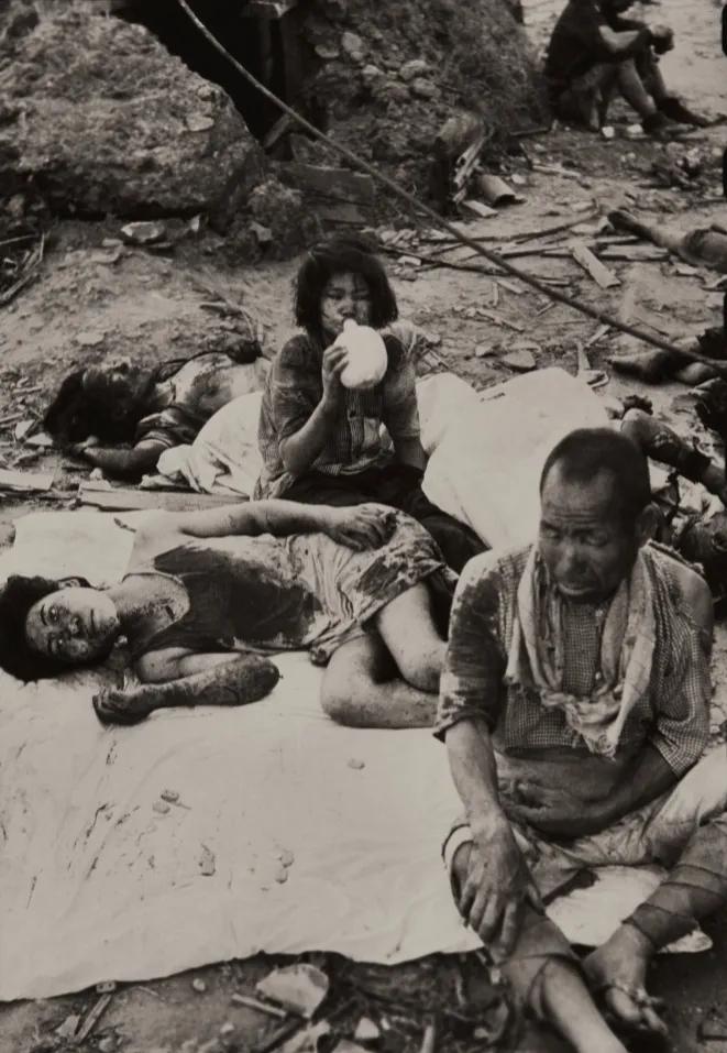 1945年，长崎原子弹爆炸后，一个幸存的日本家庭，留下了这一张照片，镜头中的他们