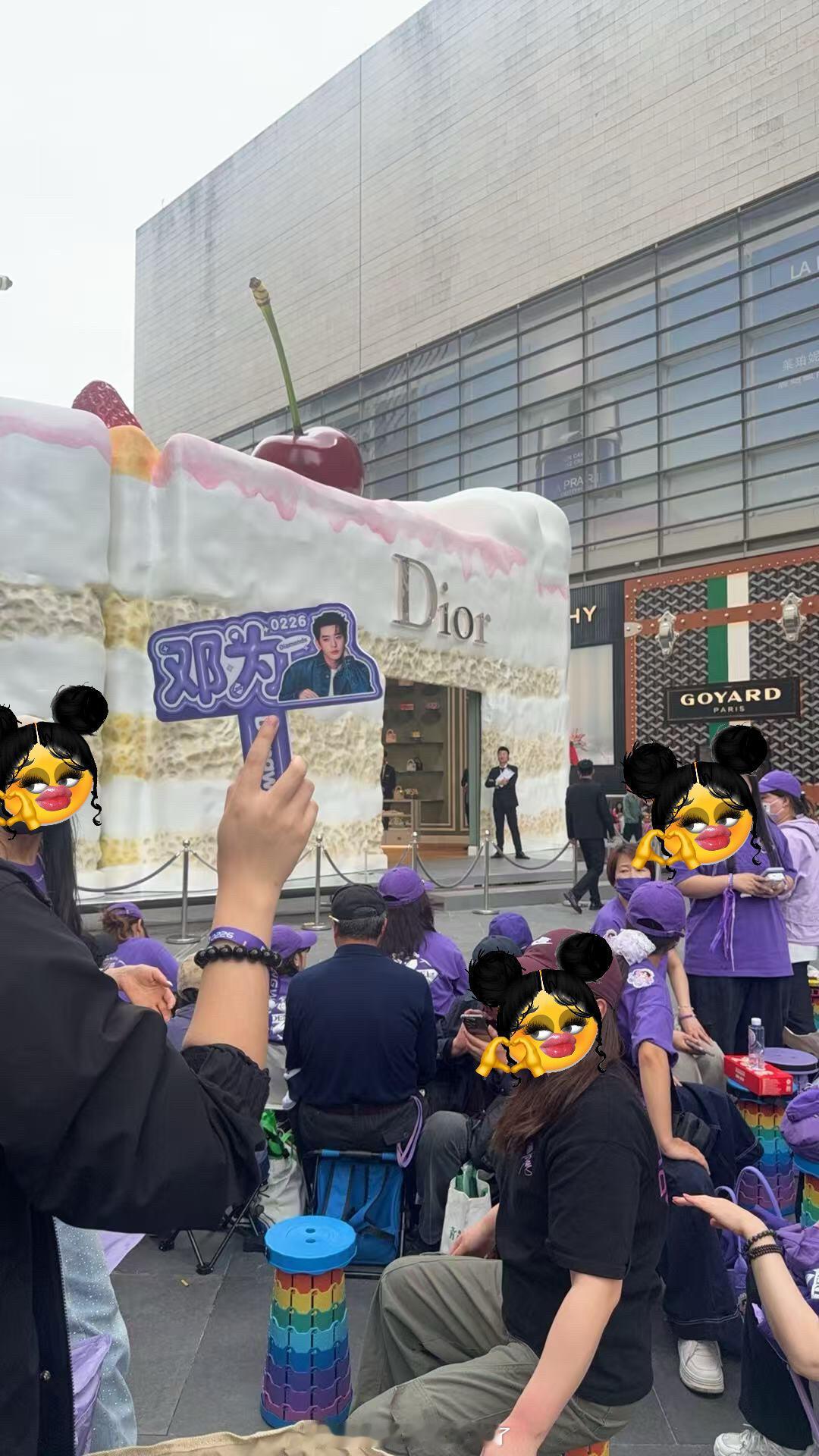DIOR南京德基明天的活动，邓为粉丝今早已经开始排队了 